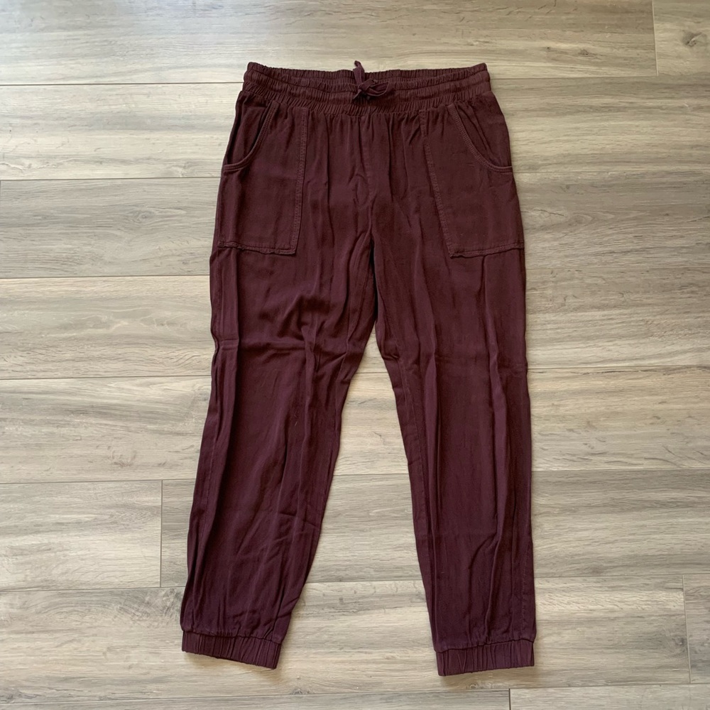 American Eagle Capris Joggers Size Medium Wine Color